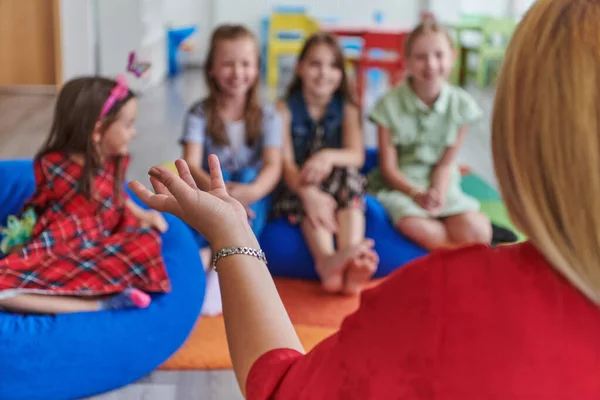 Uma Professora Feliz Sentada Jogando Jogos Mão Com Grupo Crianças — Fotografia de Stock