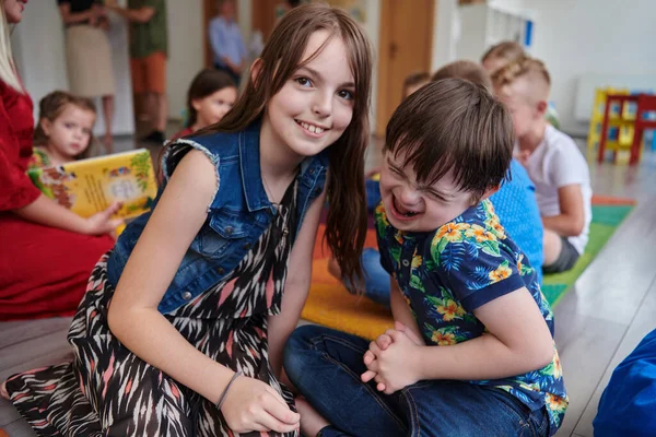 후군을 소녀와 소년은 유치원에서 시간을 보낸다 — 스톡 사진