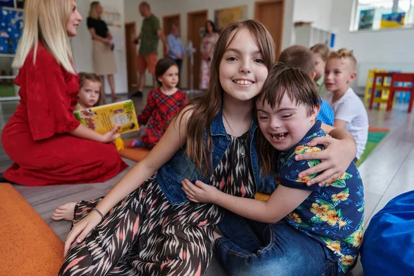 Дівчата Хлопчик Синдромом Даунса Кожному Проводять Час Разом Дошкільному Закладі — стокове фото