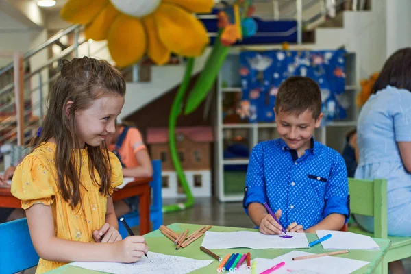 Симпатичная Девочка Мальчик Сидят Рисуют Вместе Детском Саду Высокое Качество — стоковое фото