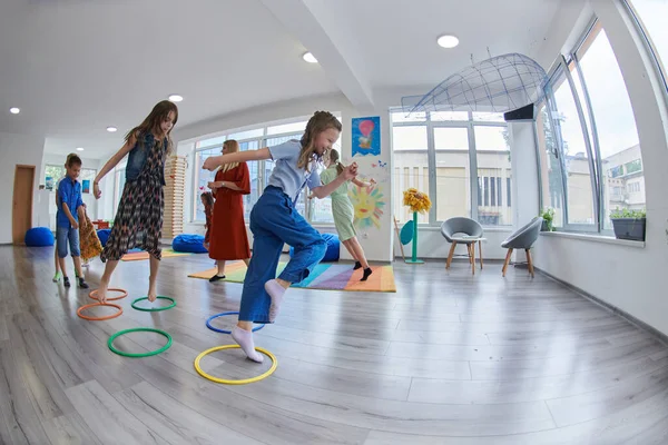 Små Förskolebarn Med Kvinnlig Lärare Golvet Inomhus Klassrummet Motionerar Hoppa — Stockfoto