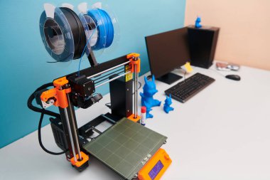 Bilgisayarın yanındaki laboratuarlarda 3D model ve malzeme üretmek için modern 3D yazıcı. Yüksek kalite fotoğraf