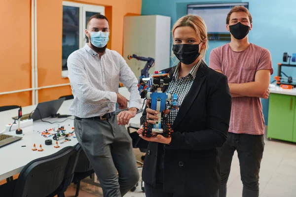 Grupo Colegas Que Trabajan Juntos Laboratorio Robótica Centrándose Los Intrincados — Foto de Stock