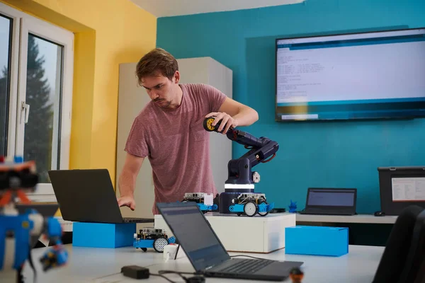 Student Testujący Swój Nowy Wynalazek Robotycznej Ręki Laboratorium Ukazujący Kulminację — Zdjęcie stockowe
