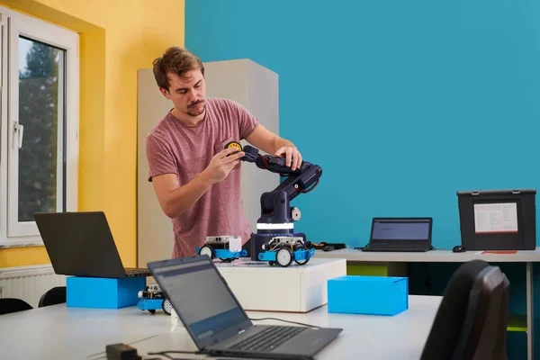 Student Testujący Swój Nowy Wynalazek Robotycznej Ręki Laboratorium Ukazujący Kulminację — Zdjęcie stockowe