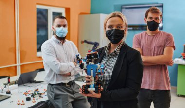 Robot laboratuvarında birlikte çalışan bir grup iş arkadaşı, robotik ve 3D yazıcıların karmaşık alanlarına odaklanıyor. Araştırmalarında yeniliğe olan adanmışlıklarını gösterirler.