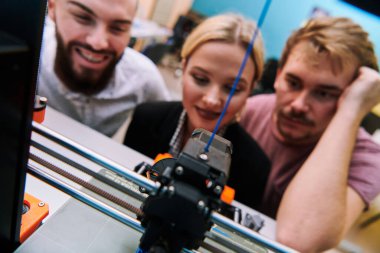 Robot laboratuvarında birlikte çalışan bir grup iş arkadaşı, robotik ve 3D yazıcıların karmaşık alanlarına odaklanıyor. Araştırmalarında yeniliğe olan adanmışlıklarını gösterirler.
