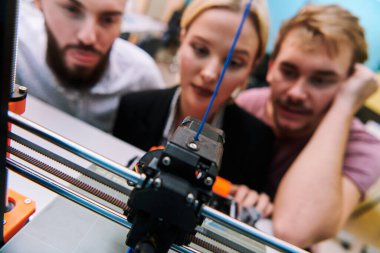 Robot laboratuvarında birlikte çalışan bir grup iş arkadaşı, robotik ve 3D yazıcıların karmaşık alanlarına odaklanıyor. Araştırmalarında yeniliğe olan adanmışlıklarını gösterirler.
