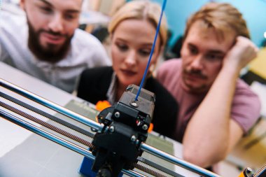 Robot laboratuvarında birlikte çalışan bir grup iş arkadaşı, robotik ve 3D yazıcıların karmaşık alanlarına odaklanıyor. Araştırmalarında yeniliğe olan adanmışlıklarını gösterirler.