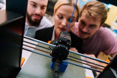 Robot laboratuvarında birlikte çalışan bir grup iş arkadaşı, robotik ve 3D yazıcıların karmaşık alanlarına odaklanıyor. Araştırmalarında yeniliğe olan adanmışlıklarını gösterirler.