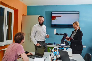 Robot laboratuvarında birlikte çalışan bir grup iş arkadaşı, robotik ve 3D yazıcıların karmaşık alanlarına odaklanıyor. Araştırmalarında yeniliğe olan adanmışlıklarını gösterirler.