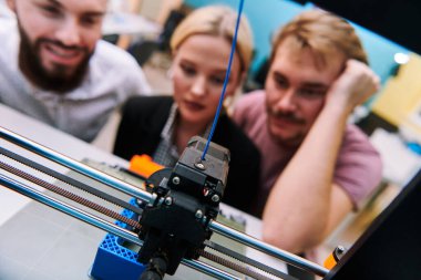 Robot laboratuvarında birlikte çalışan bir grup iş arkadaşı, robotik ve 3D yazıcıların karmaşık alanlarına odaklanıyor. Araştırmalarında yeniliğe olan adanmışlıklarını gösterirler.
