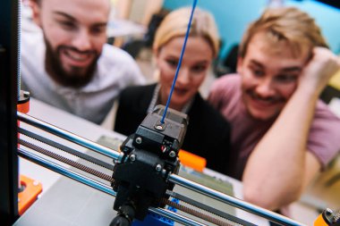 Robot laboratuvarında birlikte çalışan bir grup iş arkadaşı, robotik ve 3D yazıcıların karmaşık alanlarına odaklanıyor. Araştırmalarında yeniliğe olan adanmışlıklarını gösterirler.
