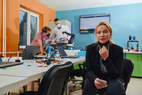 Grupp Kollegor Som Arbetar Tillsammans Ett Robotlaboratorium Med Fokus Intrikata — Stockfoto