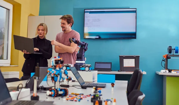 一组同事在机器人实验室一起工作 专注于复杂的机器人和3D打印领域 在他们从事研究的过程中展示了他们对创新的热诚 — 图库照片