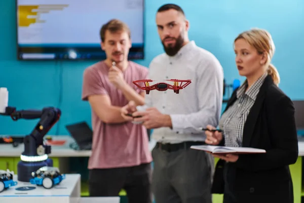 Grupo Estudantes Trabalhando Juntos Laboratório Dedicado Explorar Capacidades Aerodinâmicas Drone — Fotografia de Stock