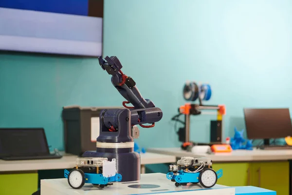 현대적 로봇학 장비와 실험실의 테이블 프린터 고품질 — 스톡 사진