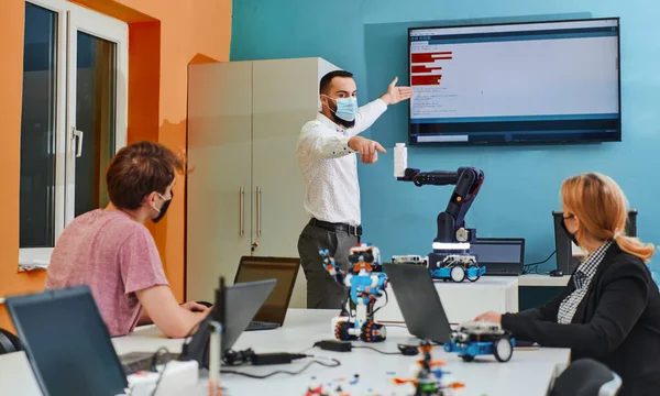 Gruppe Kolleger Som Jobber Sammen Robotlaboratorium Med Fokus Innviklede Feltene – stockfoto