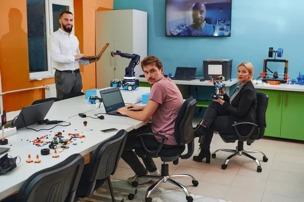 Een Groep Collega Werkt Samen Een Robotica Laboratorium Gericht Ingewikkelde — Stockfoto