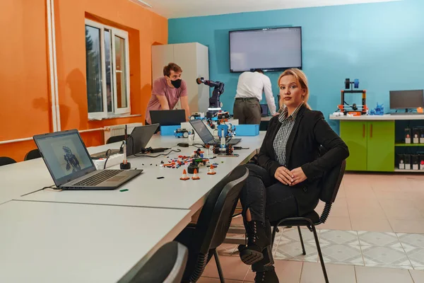 Una Mujer Sentada Laboratorio Resolviendo Problemas Analizando Verificación Robots Segundo —  Fotos de Stock