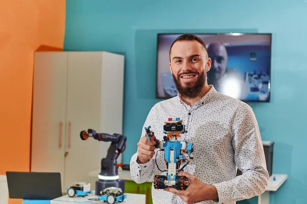 Człowiek Pracujący Laboratorium Robotyki Skupiający Się Skomplikowanych Dziedzinach Robotyki Druku — Zdjęcie stockowe