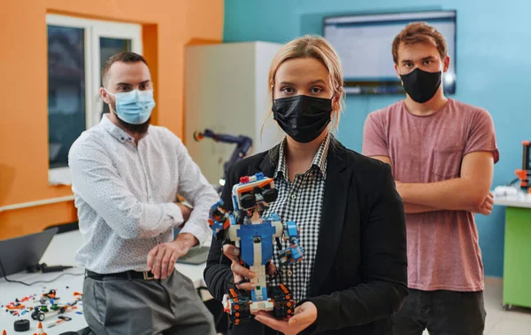 Група Колег Які Працюють Разом Лабораторії Робототехніки Зосереджуючись Складних Галузях — стокове фото