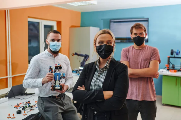 Grupo Colegas Que Trabajan Juntos Laboratorio Robótica Centrándose Los Intrincados — Foto de Stock