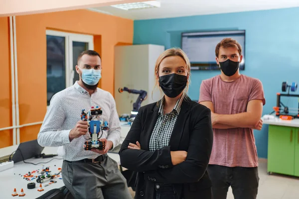 Eine Gruppe Von Kollegen Arbeitet Einem Robotiklabor Zusammen Und Konzentriert — Stockfoto