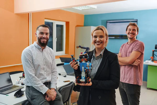 Grupo Colegas Que Trabajan Juntos Laboratorio Robótica Centrándose Los Intrincados — Foto de Stock