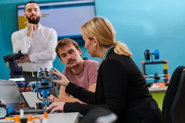 Eine Gruppe Von Kollegen Arbeitet Einem Robotiklabor Zusammen Und Konzentriert — Stockfoto