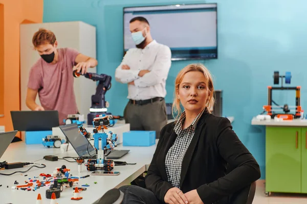 Een Vrouw Die Een Laboratorium Zit Problemen Oplost Robotverificatie Analyseert — Stockfoto