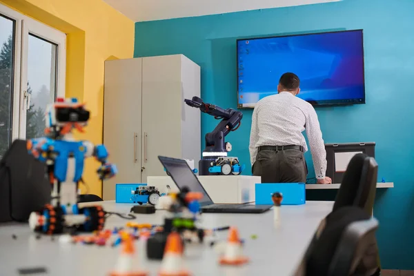 Student Testuje Svůj Nový Vynález Robotické Ruky Laboratoři Předvádí Vyvrcholení — Stock fotografie