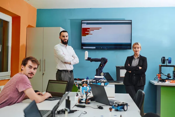 Gruppe Kolleger Som Jobber Sammen Robotlaboratorium Med Fokus Innviklede Feltene – stockfoto