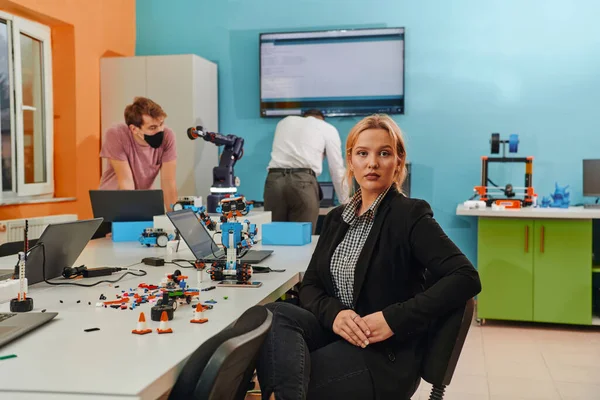 Woman Sitting Laboratory Solving Problems Analyzing Robots Verification Background Colleagues — Stock Photo, Image