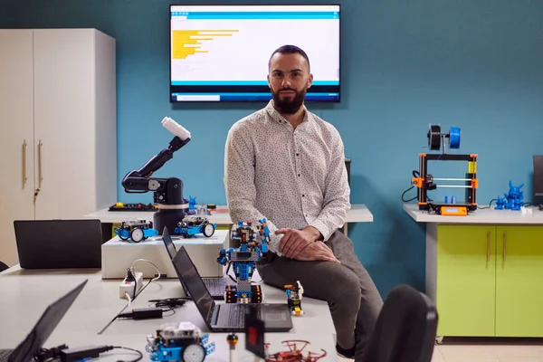 Człowiek Brodą Nowoczesnym Laboratorium Robotyki Zanurzony Badaniach Otoczony Zaawansowaną Technologią — Zdjęcie stockowe