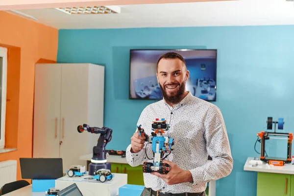 Человек Работающий Лаборатории Робототехники Фокусирующийся Сложных Областях Робототехники Печати Показать — стоковое фото