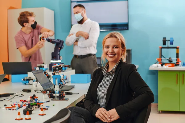 Eine Frau Sitzt Einem Labor Während Ihre Kollegen Hintergrund Eine — Stockfoto