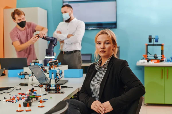 Bir Kadın Laboratuvarda Oturup Problemleri Çözüyor Robotların Doğrulamasını Inceliyor Arka — Stok fotoğraf