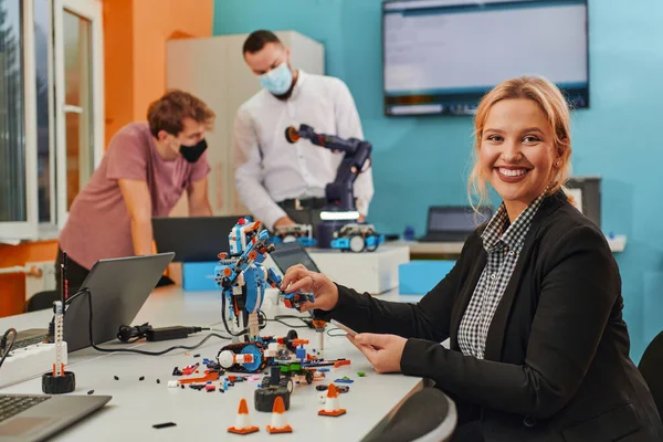 Een Vrouw Die Een Laboratorium Zit Problemen Oplost Robotverificatie Analyseert — Stockfoto
