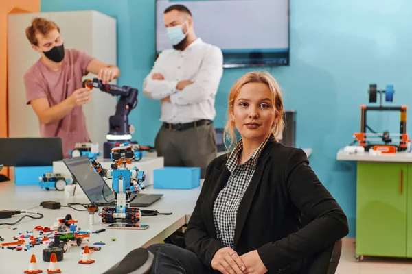 Женщина Сидящая Лаборатории Решающая Проблемы Анализирующая Проверку Роботов Заднем Плане — стоковое фото