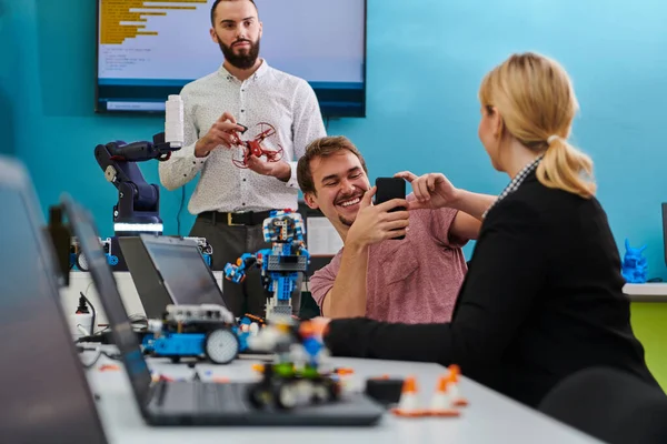 Skupina Kolegů Spolupracujících Robotické Laboratoři Zaměřením Složité Obory Robotiky Tisku — Stock fotografie
