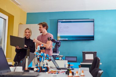 Robot laboratuvarında birlikte çalışan bir grup iş arkadaşı, robotik ve 3D yazıcıların karmaşık alanlarına odaklanıyor. Araştırmalarında yeniliğe olan adanmışlıklarını gösterirler.
