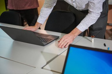 Robot laboratuvarında birlikte çalışan bir grup iş arkadaşı, robotik ve 3D yazıcıların karmaşık alanlarına odaklanıyor. Araştırmalarında yeniliğe olan adanmışlıklarını gösterirler.