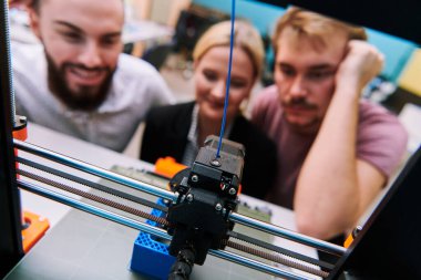 Robot laboratuvarında birlikte çalışan bir grup iş arkadaşı, robotik ve 3D yazıcıların karmaşık alanlarına odaklanıyor. Araştırmalarında yeniliğe olan adanmışlıklarını gösterirler.