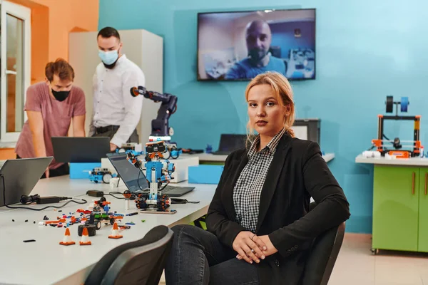 Bir Kadın Laboratuvarda Oturup Problemleri Çözüyor Robotların Doğrulamasını Inceliyor Arka — Stok fotoğraf