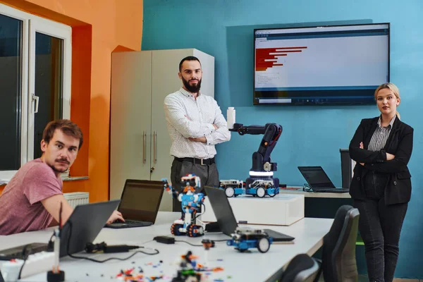 Skupina Kolegů Spolupracujících Robotické Laboratoři Zaměřením Složité Obory Robotiky Tisku — Stock fotografie