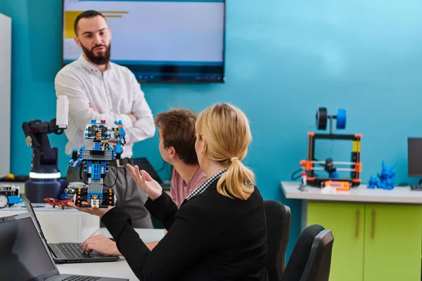 Robot Laboratuvarında Birlikte Çalışan Bir Grup Arkadaşı Robotik Yazıcıların Karmaşık — Stok fotoğraf