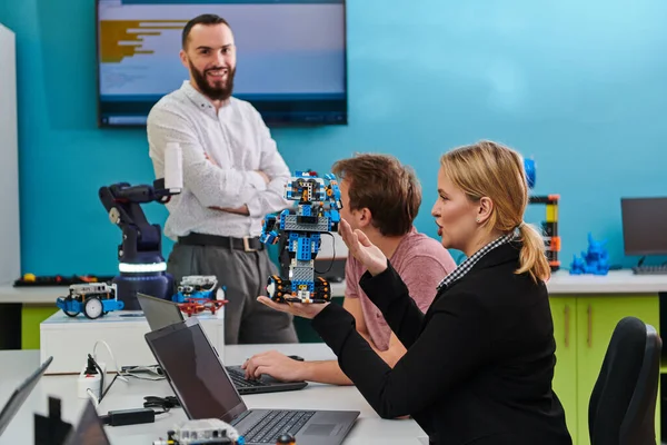 一组同事在机器人实验室一起工作 专注于复杂的机器人和3D打印领域 在他们从事研究的过程中展示了他们对创新的热诚 — 图库照片