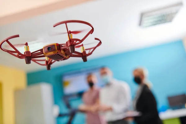 Group Students Working Together Laboratory Dedicated Exploring Aerodynamic Capabilities Drone — Stock Photo, Image