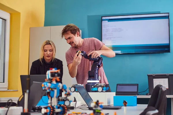 ロボット工学と3Dプリントの複雑な分野に焦点を当て ロボット研究所で一緒に働く同僚のグループ 彼らが研究に従事するとき 彼らの革新への献身を示す — ストック写真
